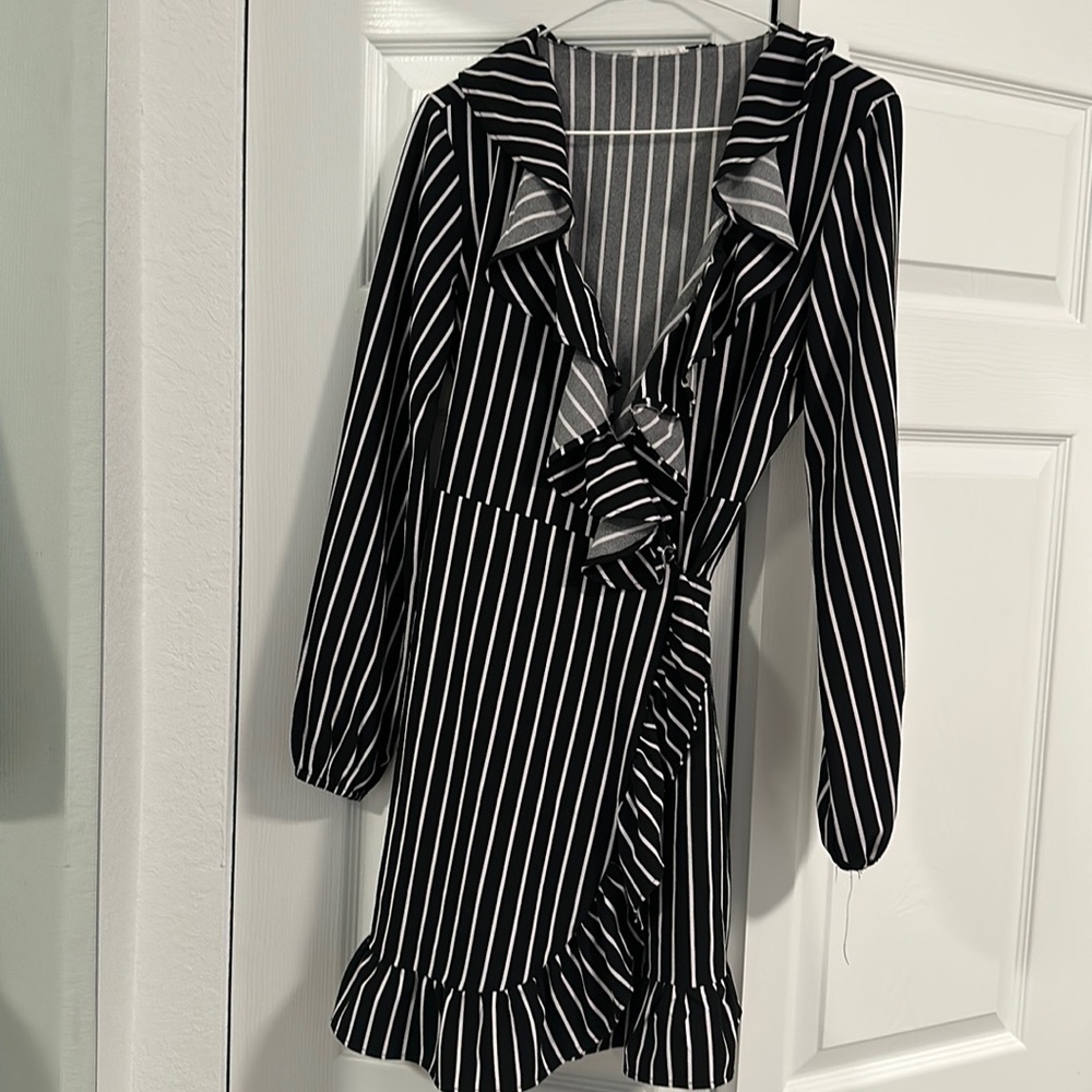 Black and white wrapped mini dress in SMALL